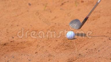 慢速高尔夫球手在沙坑上击球<strong>挥杆</strong>高尔夫球